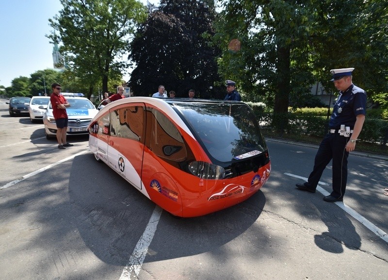 Samochód solarny studentów Politechniki Łódzkiej na pierwszym drogowym teście [FILM]