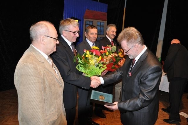 Honorowe tytuły z burmistrzem Niemodlina wręczał Jan Oleksa, przewodniczący rady miasta