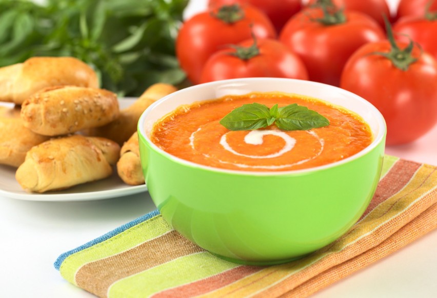 Zupa krem z pomidorów jest lubiana przez wiele polaków....