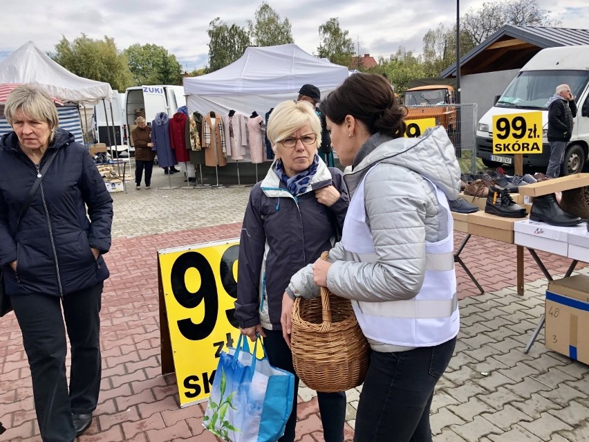 Poseł Marzena Okła - Drewnowicz na targu w Busku. Życzliwe dyskusje i obawy sprzedawców [zdjęcia]