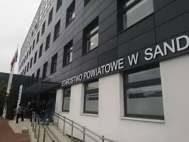 Ze względu na wzrost zachorowań na koronawirusa Starostwo Powiatowe w Sandomierzu wprowadza od 24 stycznia dodatkowe obostrzenia dotyczące pracy urzędu. Wprowadzone obostrzenia obowiązują do 28 lutego.