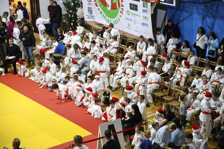 W Mikołajkowym Turnieju Karate w Kielcach wzięło udział...