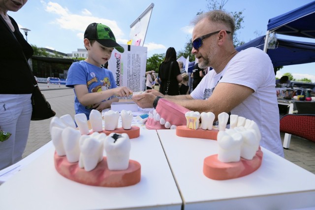 Podczas pikniku zdrowotnego zorganizowanego z okazji 50-lecia Szpitala Wojewódzkiego można było wziąć udział w szeregu badań profilaktycznych w kierunku nadciśnienia, cukrzycy, chorób nerek czy nowotworów. Ponadto organizatorzy przygotowali szereg atrakcji jak warsztaty z pierwszej pomocy, gry i zabawy o tematyce przeciwdziałania uzależnieniom, samokontroli raka piersi, czy porady laktacyjne. Zobacz zdjęcia -->