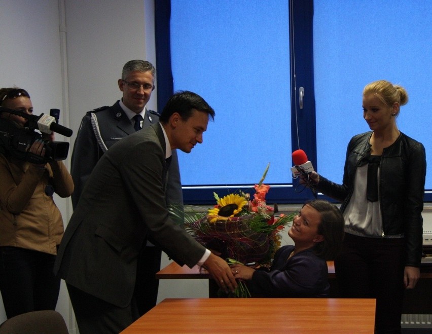 Minister Jacek Cichocki gratulował Justynie Kozdryk, która...