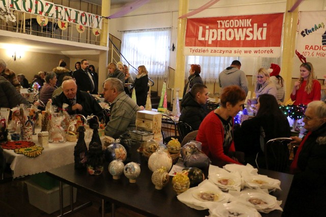 To kolejny jarmark zorganizowany w Skępem. Tym razem w sali OSP pojawiło się 23 wystawców, którzy oferowali nie tylko świąteczne ozdoby. Można było kupić prezenty, świąteczne ozdoby, ale także posłuchać kolęd w wykonaniu laureatów gminnego konkursu. Dla innych zwycięzców rozdano nagrody, a w tym roku konkursów nie brakowało. Więcej o Jarmarku w "Tygodniku Lipnowskim".