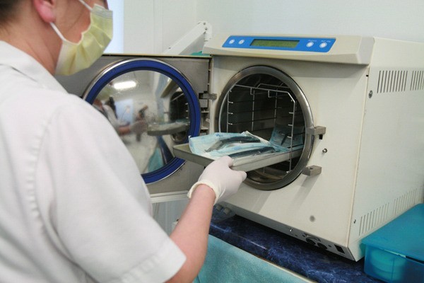 Stomatolog może sam sterylizować swoje narzędzia albo korzystać z usług sterylizatorni.