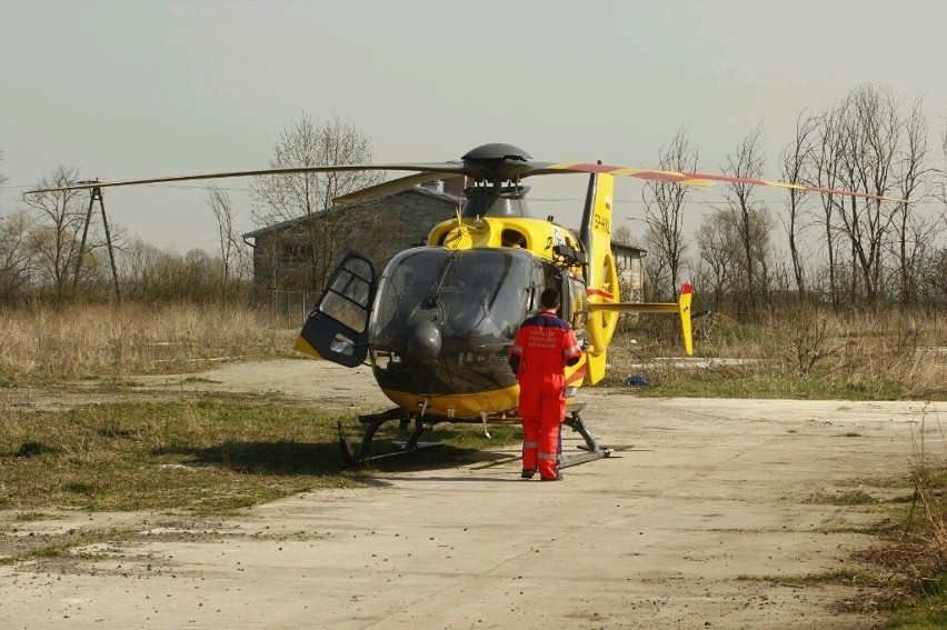 Mały fiat przeleciał przez ogrodzenie. Kierowca nie żyje (ZDJĘCIA)