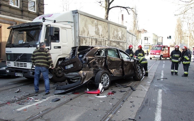 Zderzenie samochodu i tramwaju na ul. Kolumba