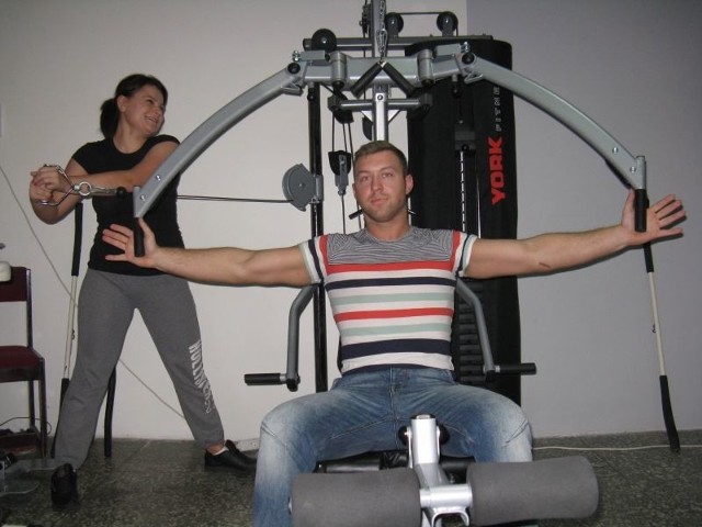 Zajęcia w siłowni ośrodka, ćwiczą Monika Majewska i Łukasz Zawistowski