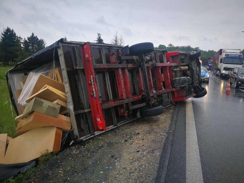 Wypadek na AOW. Meble wysypały się przy zjeździe z autostrady (ZDJĘCIA)