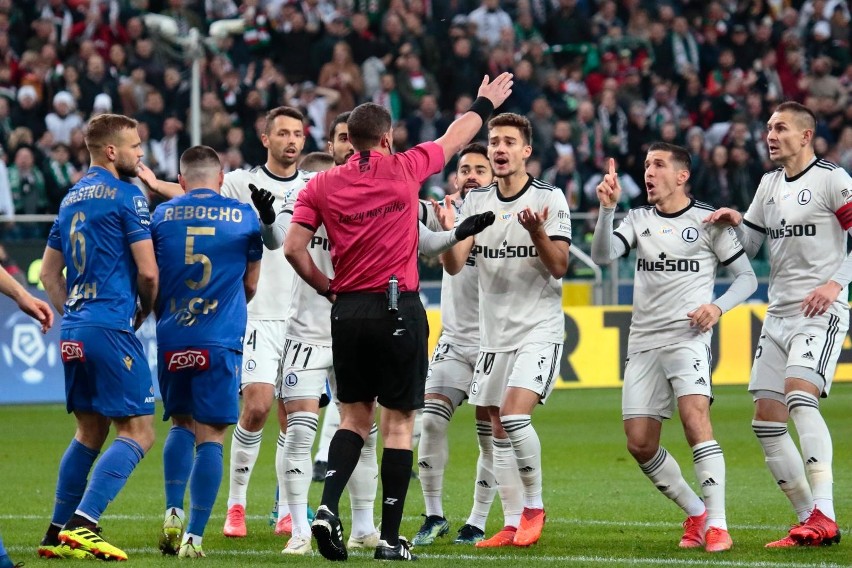 Legia Warszawa przegrała u siebie z Lechem Poznań 0:1 i...