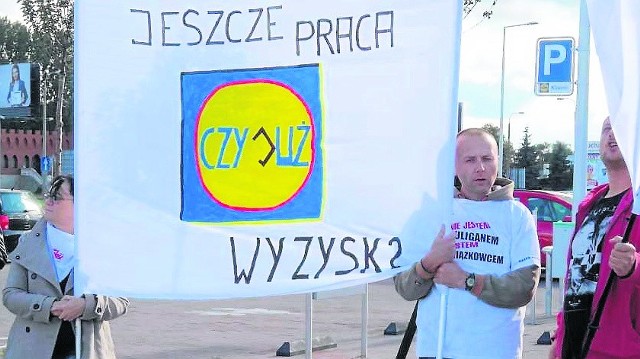 Związkowcy z NSSZ "Solidarność" protestują  przeciwko "głodowym" pensjom, które są cztero-krotnie niższe niż w Niemczech. Uważają też, że w sklepach jest za mało pracowników
