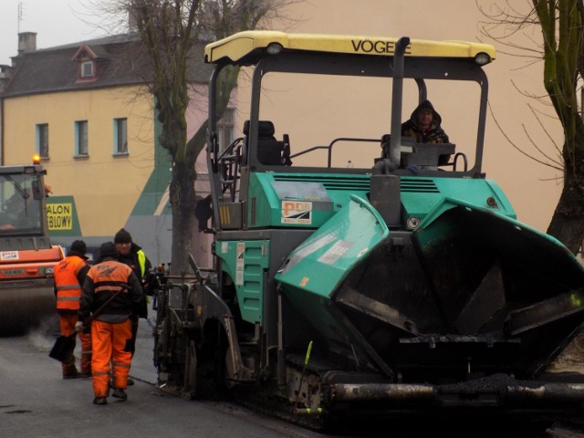 Od wczoraj na ul. Przykop trwa układanie asfaltu. Odbiór techniczny zaplanowano na 14 grudnia.