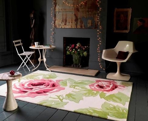 dywan w kwiatyDuże kwiaty na dywanie sprawdzą się w salonie.