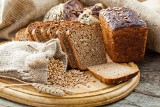 Jak zrobić prosty chleb w domu? Z tymi przepisami nie napracujesz się! Wypróbuj chleb z formy, łatwy bochenek bez drożdży i bułki z ziarnami