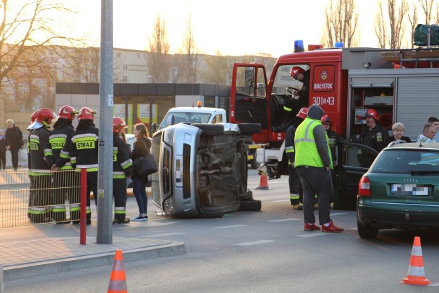 Do wypadku doszło w piątek około godziny 18.20 na ul. Jurowieckiej tuż przy centrum handlowym "Jurowiecka".