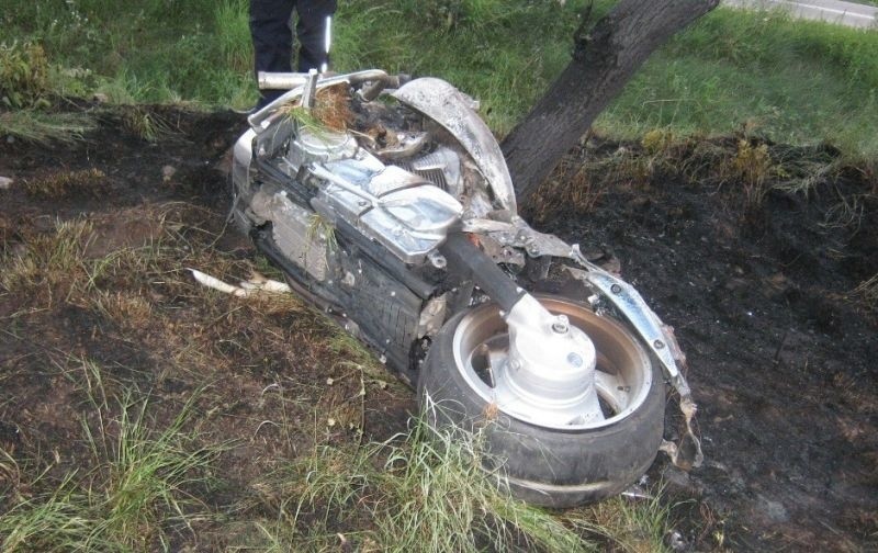 Wypadek na DK8. Spłonął motor (zdjęcia)