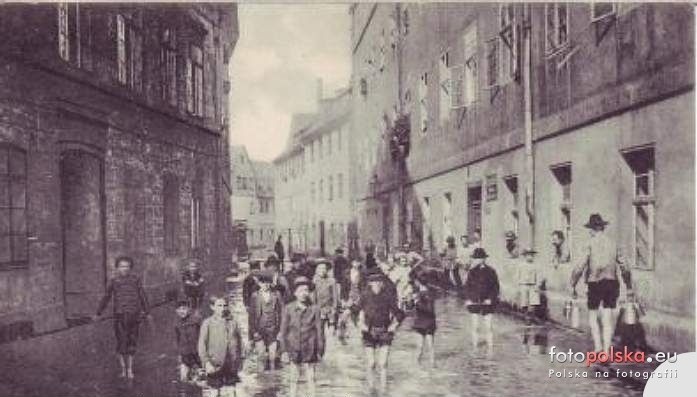 Ul. Staromłyńska w czasie powodzi - lipiec 1903 r....