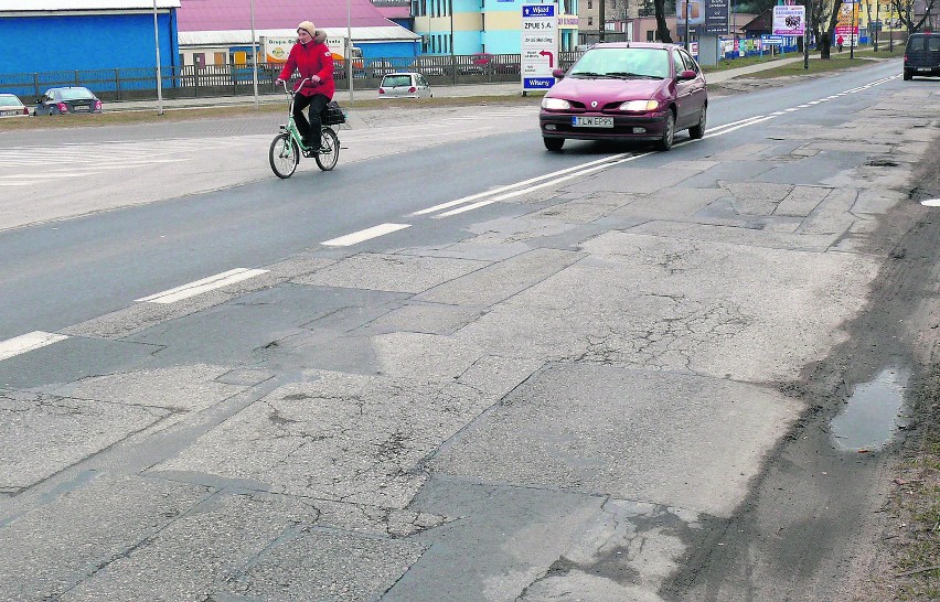 Bardzo zniszczona ulica Jędrzejowska na wysokości ZPUE. W...