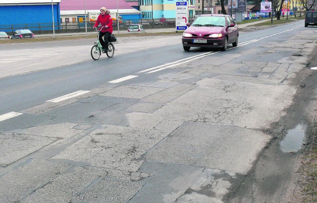 Bardzo zniszczona ulica Jędrzejowska na wysokości ZPUE. W przyszłym roku ma się to zmienić.