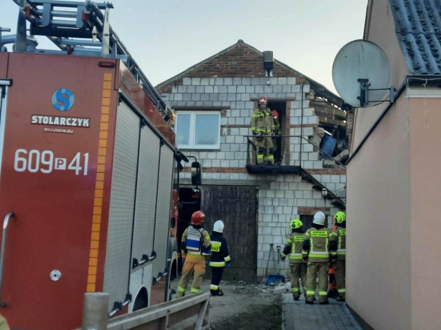 Na miejscu jest straż pożarna ze Śremu, Książa Wielkopolskiego i Chrząstowa oraz zespół ratownictwa medycznego.