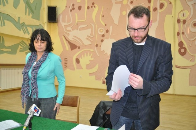Joanna Pawłowicz i radca prawny Tomasz Iżyk na chwilę przed poinformowaniem po skierowaniu aktu oskarżenia do sądu.