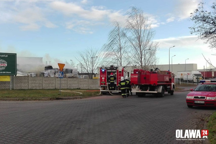 Potężny pożar fabryki papieru toaletowego pod Wrocławiem