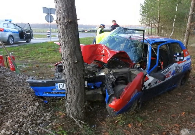 W sobotę (17.11.2018) rozpędzony kierowca wypadł z toru Wschodzący Białystok i uderzył w drzewo. I jest burza: dlaczego na tym terenie w ogóle rosną drzewa?