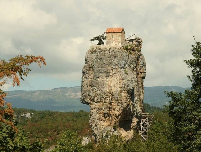 Ta wysoka na 40 m, stroma skała znana jako Katshki znajduje się niedaleko gruzińskiego miasta Cziatura. Widoczna na szczycie budowla to wczesnośredniowieczna pustelnia, do której prowadzi jedynie wąska, żelazna drabina. Budowlę odbudowano z ruin w latach 2005–2009 i przywrócono jej dawną funkcję.Licencja