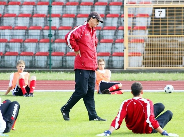 Trener Grzegorz Kapica przyglądał się już kilkunasu piłkarzom. Czy wybierze właściwych, którzy wzmocnią skład?
