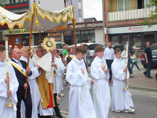 Z Najświętszym Sakramentem niesie ksiądz Sławomir Rak, proboszcz parafii Wszystkich Świętych