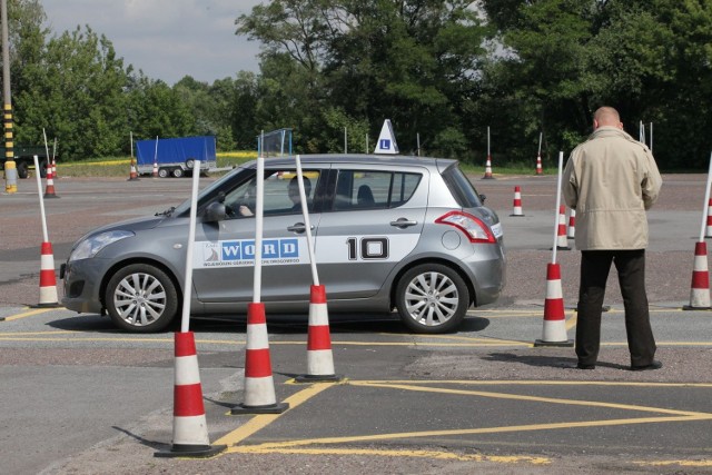 W pierwszym półroczu 2014 r. liczba praktycznych egzaminów na prawo jazdy kategorii B w regionie łódzkim spadła o połowę