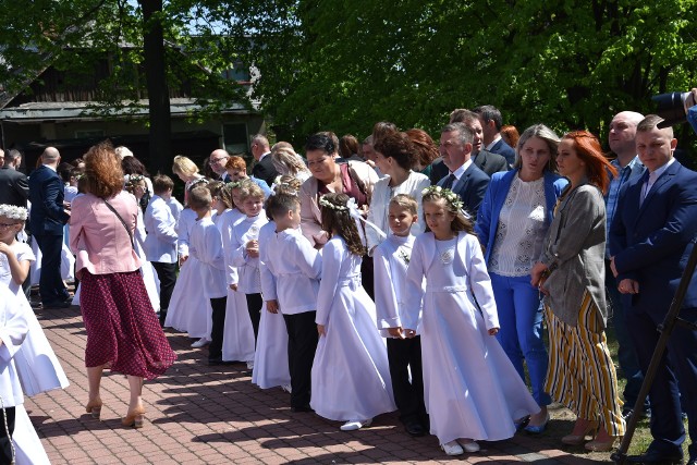 W niedzielę, 19 maja, w kościele pw. św. Stanisława Biskupa i Męczennika w Myszkowie dzieci przystąpiły do Pierwszej Komunii Świętej