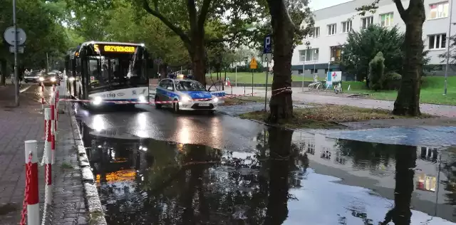 Burza przeszła także nad Kołobrzegiem. Efekt? Zalane ulice, na których studzienki nie nadążały z odbiorem deszczówki. Są to m.in. ul. Łopuskiego, Jagiellońska, Lotnicza. Na ul. Rzecznej zalane zostały piwnice, deszczówka zalała także suterenę przy ul. Brzozowej. Tutaj w jednym z bloków Kołobrzeskiej Spółdzielni Mieszkaniowej prowadzony był także remont dachu, zalana została klatka schodowa i mieszkanie. 