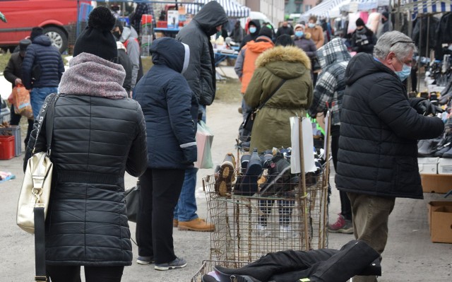 W niedzielę 7 lutego na targu miejskim w Wierzbicy w powiecie radomskim byli sprzedający i kupujący. Pogoda była bardzo mroźna około 12 stopni na minusie. Handlowano warzywami i owocami, odzieżą, butami. Można było kupić chleb na naturalnym zakwasie, makowca i fajny prezent na Walentynki.      Zobacz kolejne zdjęcia &gt;&gt;&gt;