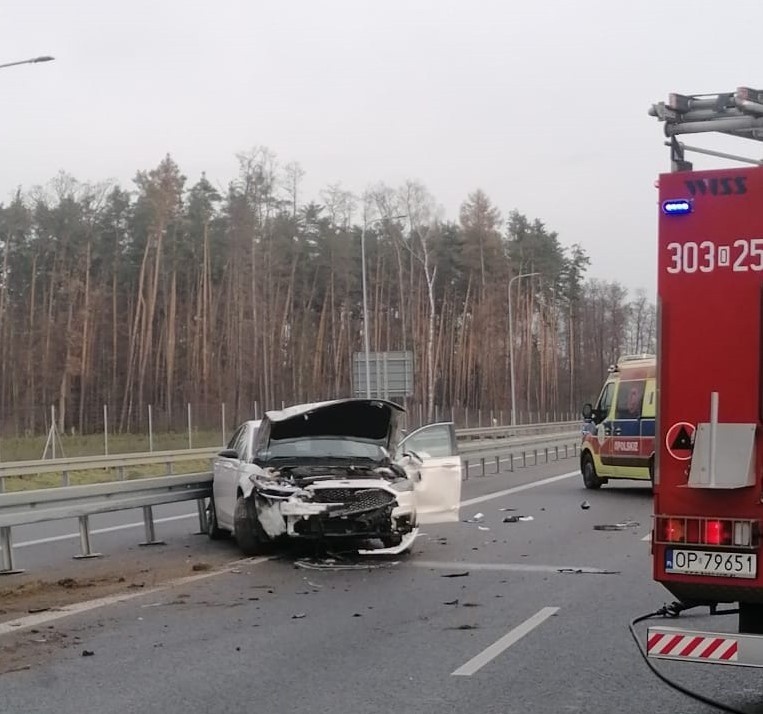 Poranny (8 grudnia) wypadek na obwodnicy Niemodlina.