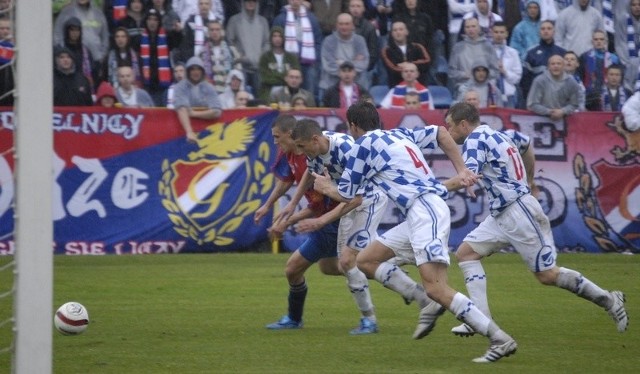 Piłkarze Bałtyku Gdynia (biało-niebieskie stroje) awans mają w kieszeni, dlatego mogli pozwolić sobie na niepojechanie na mecz.
