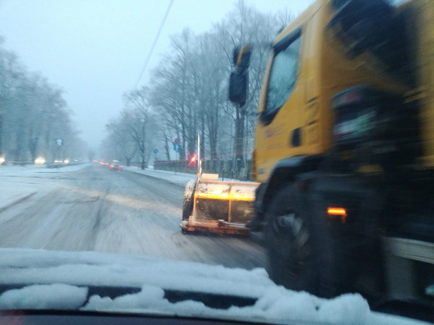 Śnieg w Szczecinie. Dramatyczna sytuacja na drogach i w komunikacji miejskiej [NA ŻYWO]