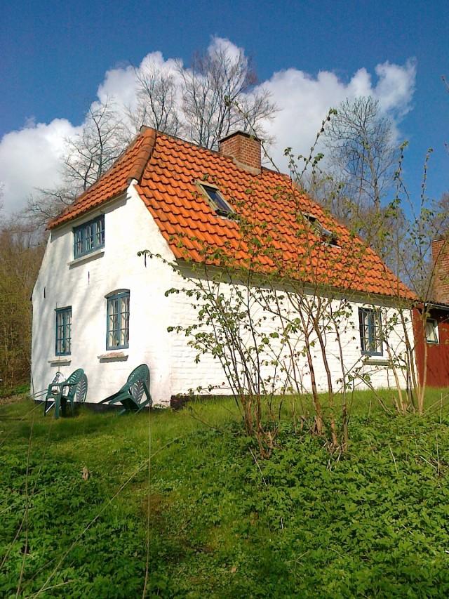 dom-sprzedazWycena i cena rynkowa ustalana jest na podstawie lokalizacji nieruchomości i stanu technicznego budynku.
