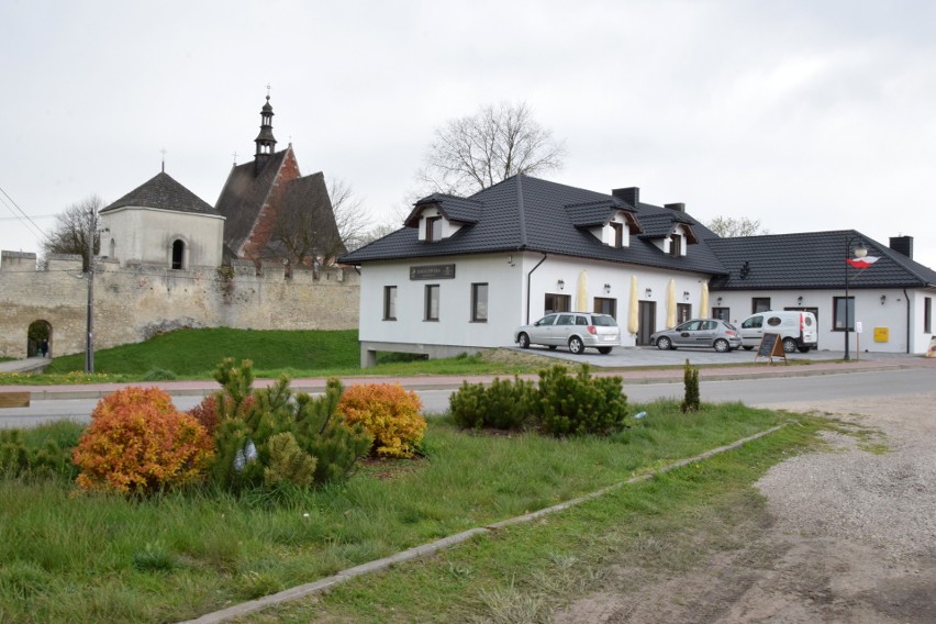 Restauracja Królewska mieści się w Szydłowie przy ulicy...