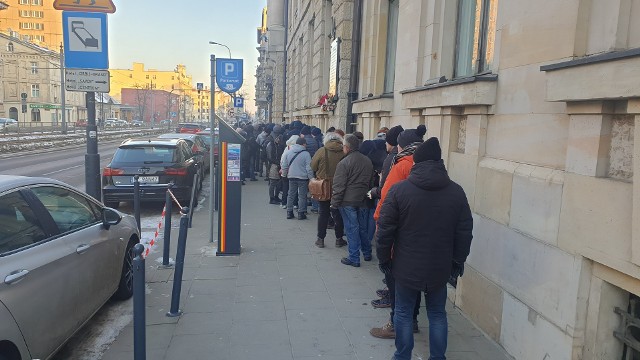 Sto kilkadziesiąt osób stanęło w kolejce przed siedzibą NBP w Łodzi po pamiątkową monetę z okazji 550-lecia urodzin Mikołaja Kopernika. Najwytrwalsi czekali dobę!