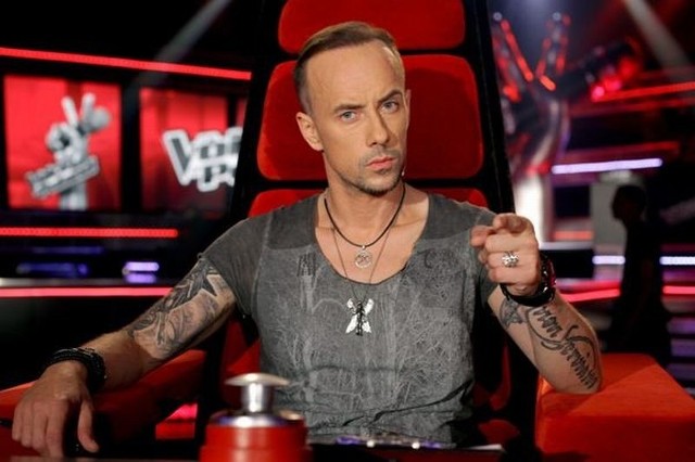 Adam "Nergal&#8221; Darski w fotelu trenera-jurora "The Voice of Poland&#8221;.