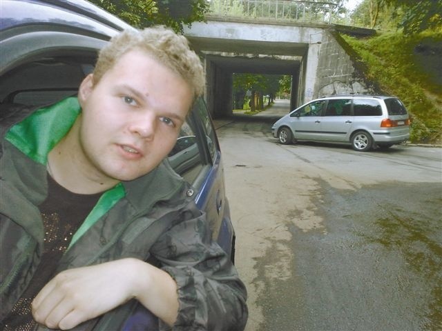 - Teraz pod wiaduktem na Kilińskiego mieści się ledwie jeden samochód - mówi Wojciech Telecki. - Źle i niebezpiecznie się tędy jeździ. (fot. Tomasz Dragan)