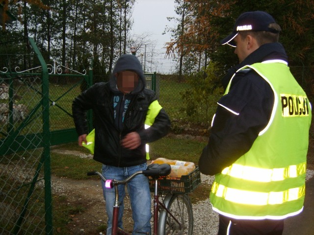 Policjanci z Wąbrzeźna kontrolowali pieszych i rowerzystów. Wręczali im kamizelki odblaskowe