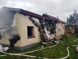 Pożar domu w Kozach. Rodzina z małymi dziećmi została bez dachu nad głową (ZDJĘCIA)