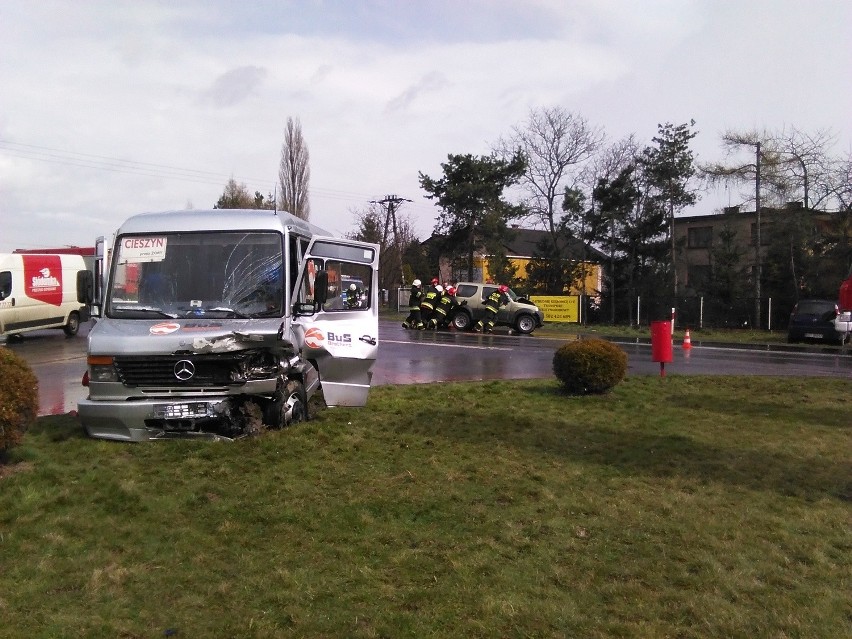 Cieszyn: Śmiertelny wypadek drogowy na DK 939. Samochód zderzył sie z busem, kierowca nie żyje