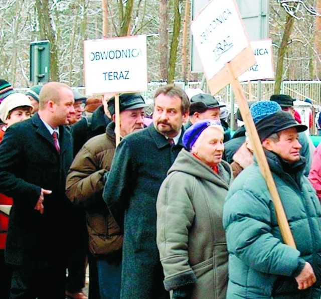 Dwa lata temu burmistrz Leszek Cieślik (pierwszy z prawej) domagał się, aby obwodnica była budowana przez Rospudę. Brał udział w blokadach miejskich dróg. Dziś, zasiadając w parlamencie, zmienił zdanie.