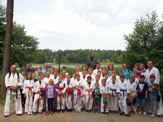 Młodzi adepci karate kyokushin z Ostrołęckiego Klubu Karate Kyokushin.