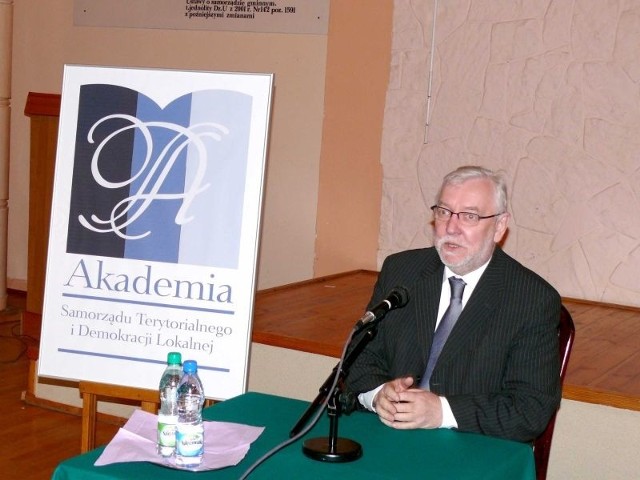 Prof. Jerzy Stępień podczas wykładu w Akademii Samorządu i Lokalnej Demokracji w Starachowicach 