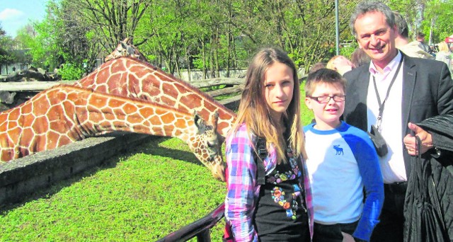 Z wizytą... u żyraf we wrocławskim zoo - Julia Jaros, Dominik Kusak i opiekun Jarosław Miszczyk.